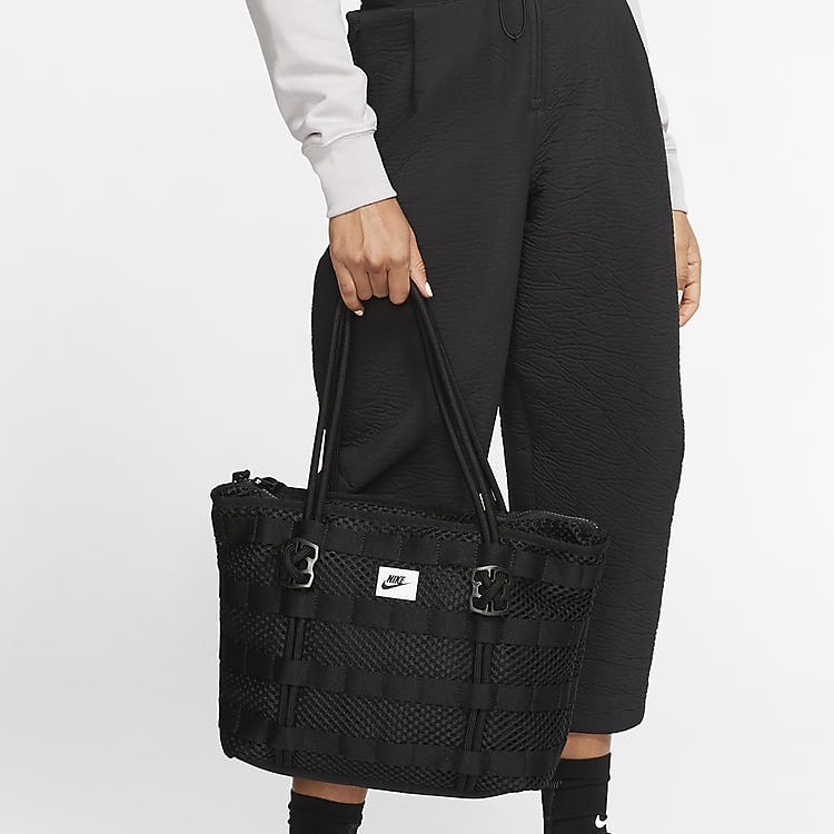กระเป๋าสะพาย Nike AIR TOTE BAG (15L) [ ลิทสิทธิ์แท้ ป้ายไทย] รหัส : CU2607 010