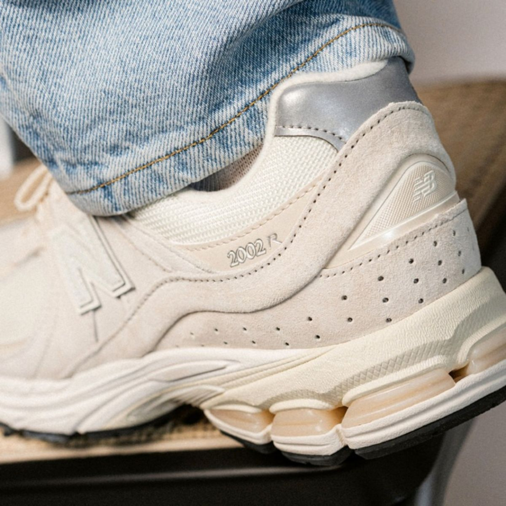 รองเท้าลำลอง รองเท้าผ้าใบ NEW BALANCE 2002R 'Calm Taupe' [ลิขสิทธิ์แท้ / ป้ายไทย] [ รหัส M2002RCC ]