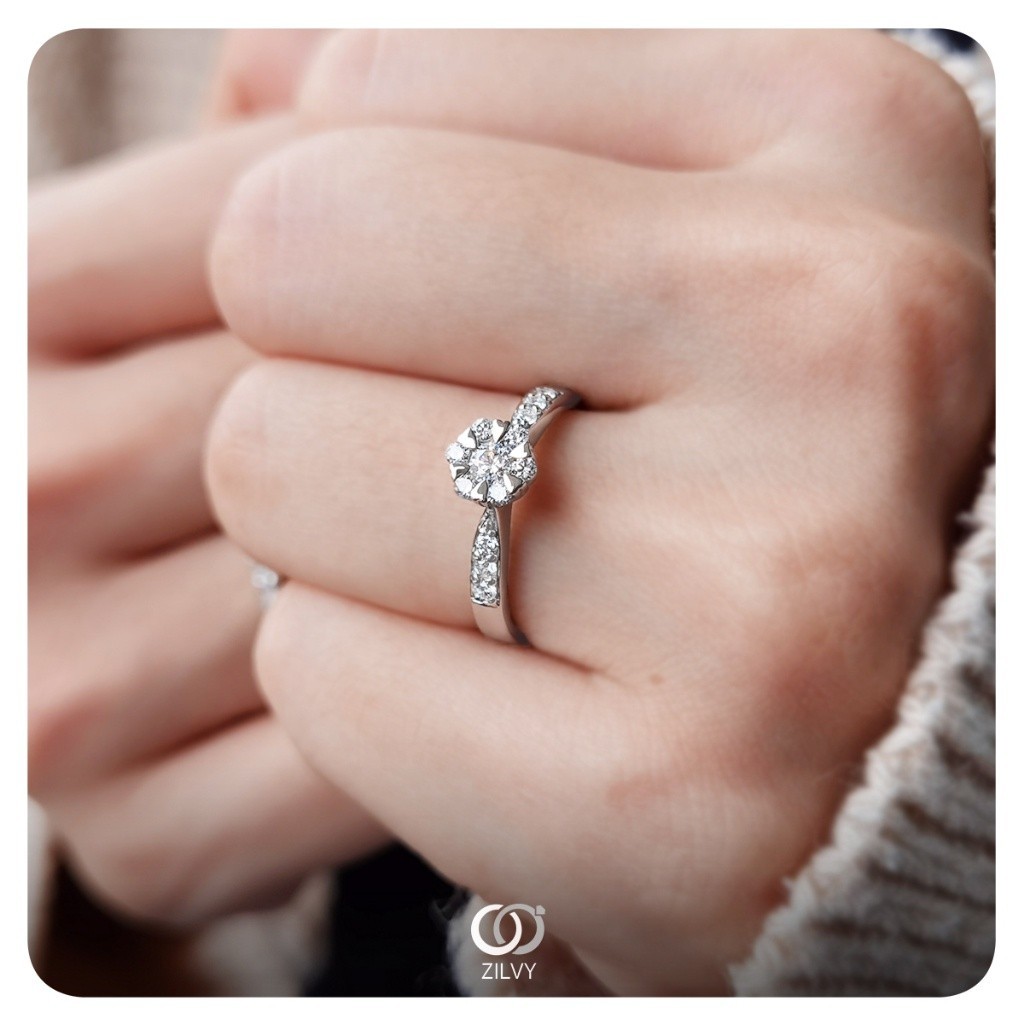 Zilvy - แหวนหญิงเพชรน้ำร้อย 0.31 กะรัต ตัวเรือน White Gold  (GR1178)