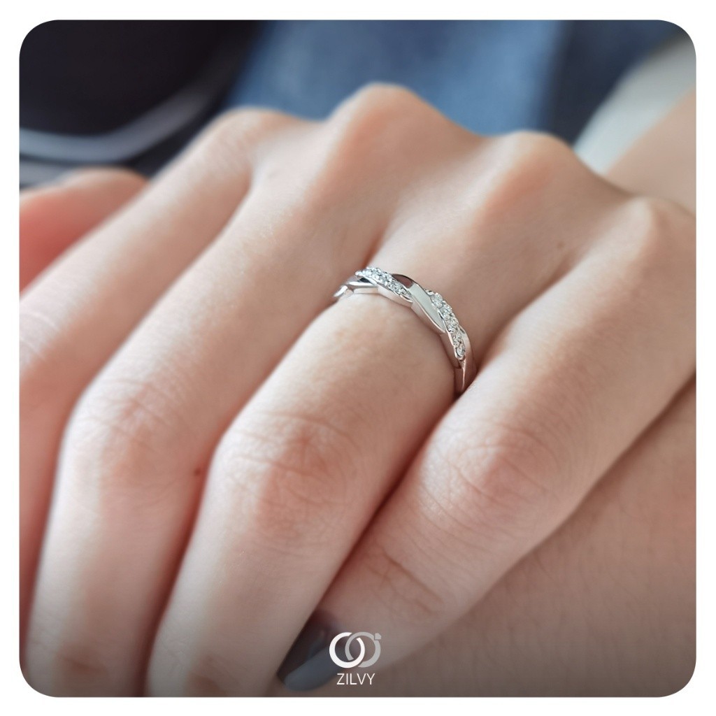 Zilvy Minimal Ring - แหวนหญิงเพชรน้ำร้อย 0.15 กะรัต (GR809)