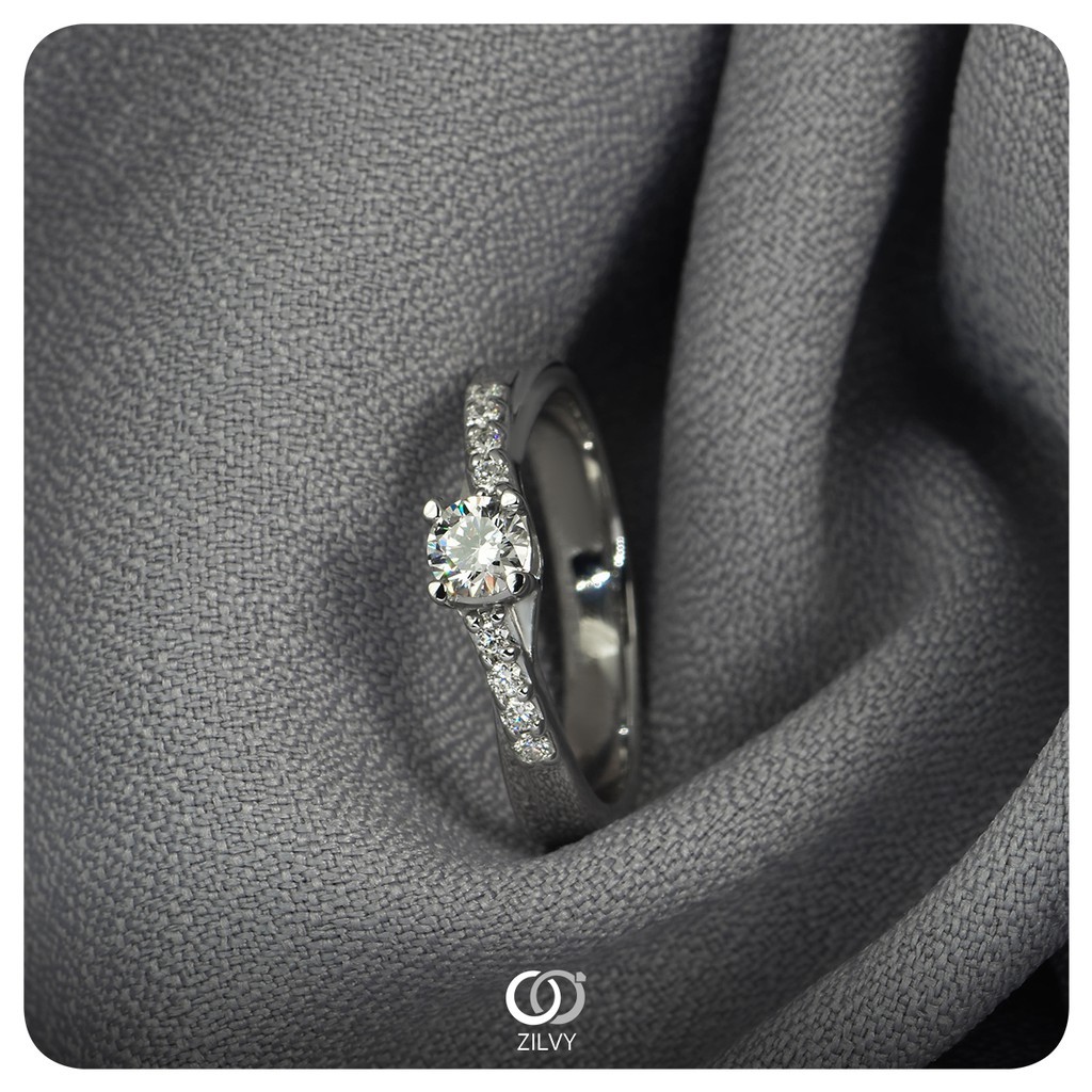 Zilvy - แหวนหญิงเพชรน้ำร้อย 0.38 กะรัต (GR845)