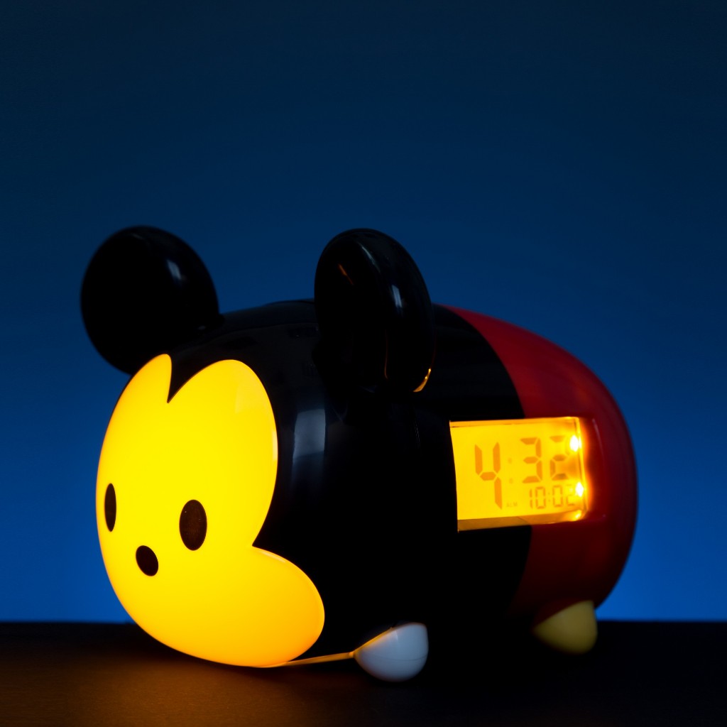 Disney นาฬิกาปลุก ดิสนี่ส์ แบบมีไฟ Tsum Tsum Mickey Mouse (7.5 นิ้ว) ลิขสิทธิ์แท้