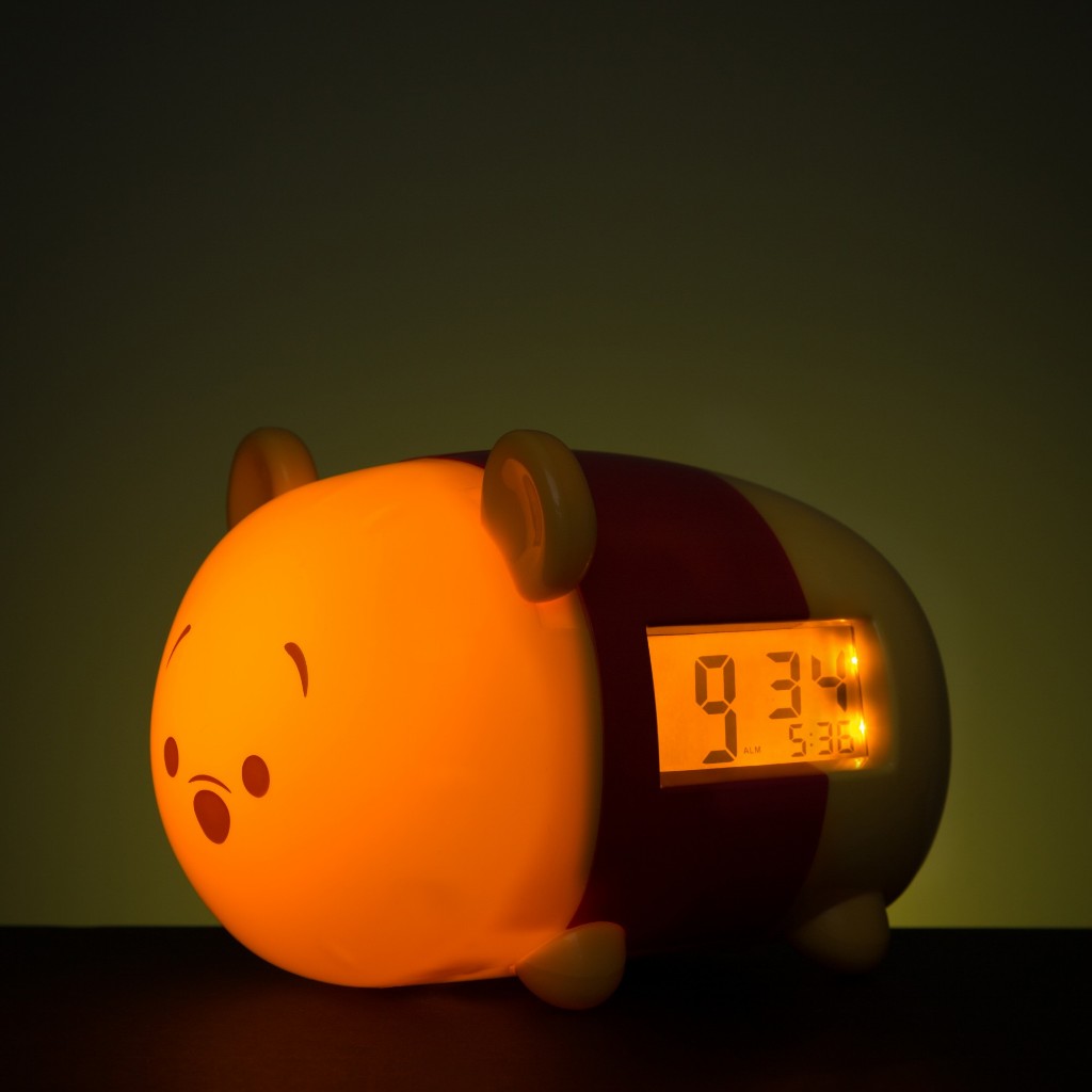 Disney นาฬิกาปลุก ดิสนี่ส์ หมีพูห์ แบบมีไฟ Tsum Tsum Winnie the Pooh  (7.5 นิ้ว) ลิขสิทธิ์แท้