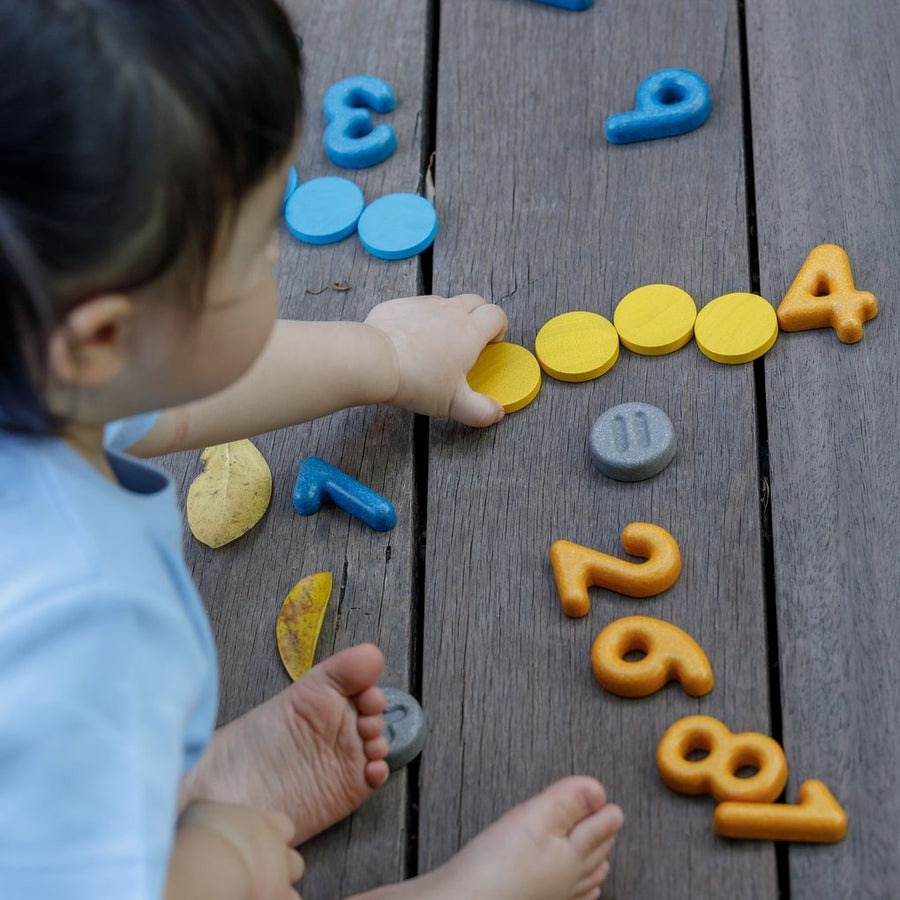 PlanToys ของเล่นไม้ แปลนทอยส์ ตัวเลข และ เครื่องหมาย คณิตศาสตร์ Numbers And Symbols (2y+)
