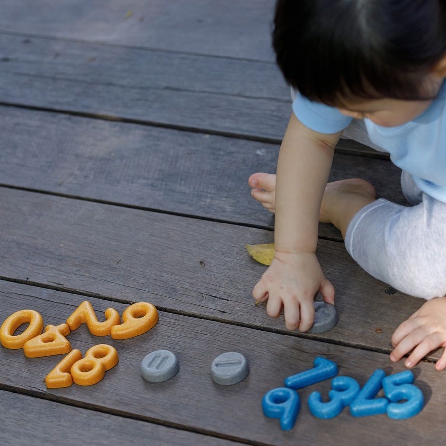 PlanToys ของเล่นไม้ แปลนทอยส์ ตัวเลข และ เครื่องหมาย คณิตศาสตร์ Numbers And Symbols (2y+)