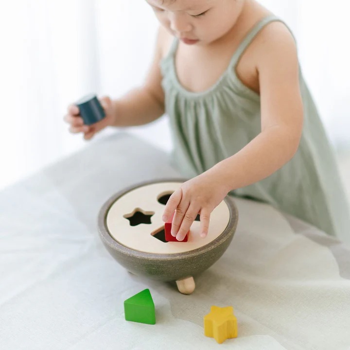 PlanToys ของเล่นไม้ แปลนทอยส์ หยอดบล็อก กล่องแยกรูปทรง เสริมพัฒนาการ SHAPE SORTING BOWL (1y+)