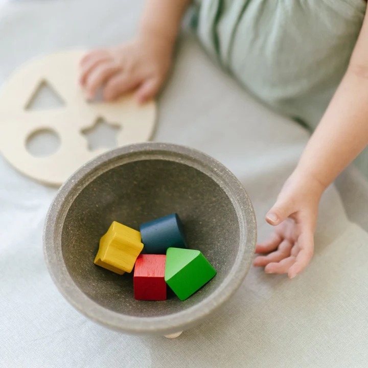 PlanToys ของเล่นไม้ แปลนทอยส์ หยอดบล็อก กล่องแยกรูปทรง เสริมพัฒนาการ SHAPE SORTING BOWL (1y+)