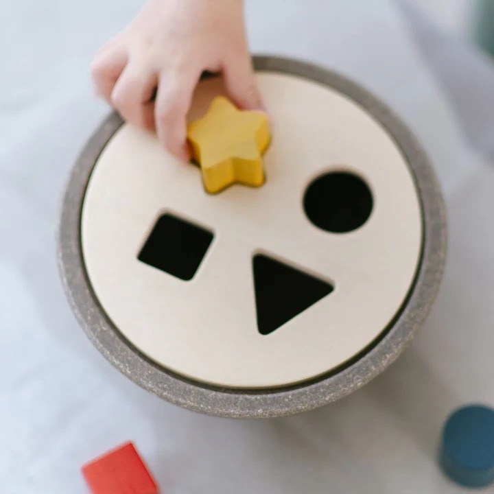 PlanToys ของเล่นไม้ แปลนทอยส์ หยอดบล็อก กล่องแยกรูปทรง เสริมพัฒนาการ SHAPE SORTING BOWL (1y+)