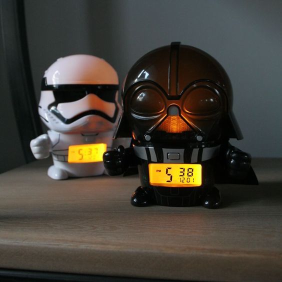Disney นาฬิกาปลุก แบบมีไฟ สตาร์วอร์ส ดาร์ธเวเดอร์ Star Wars Darth Vader Light Up Alarm Clock (5.5 นิ้ว) ลิขสิทธิ์แท้