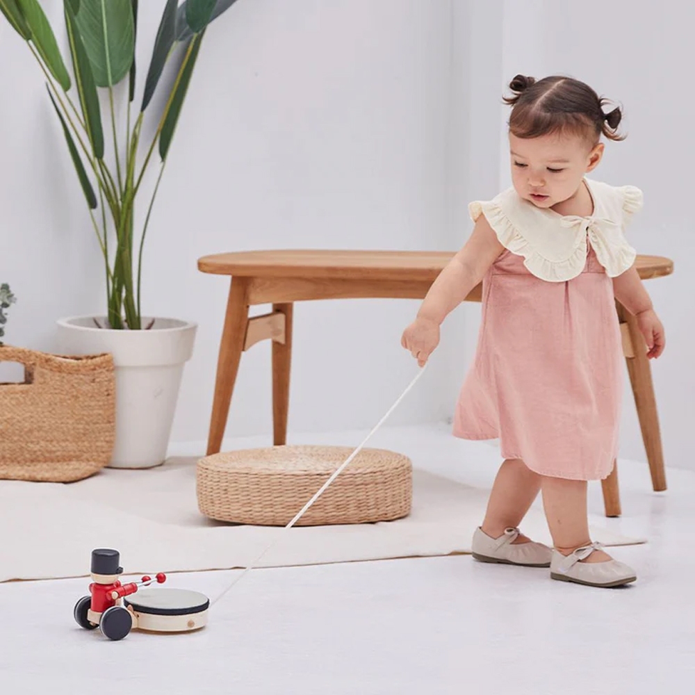 PlanToys ของเล่นไม้ แปลนทอยส์ ทหารตีกลอง ของเล่นลากจูง Pull Along Drummer (1y+)