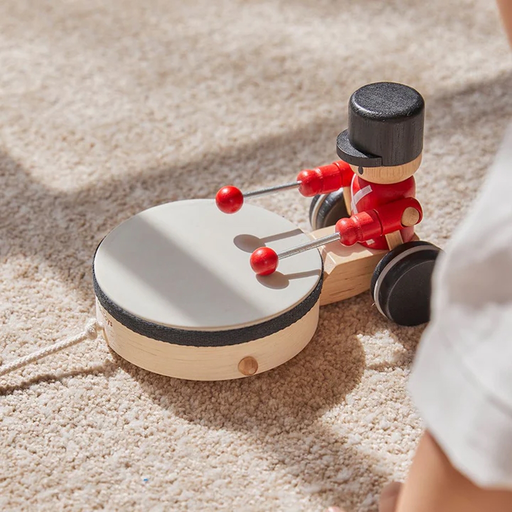 PlanToys ของเล่นไม้ แปลนทอยส์ ทหารตีกลอง ของเล่นลากจูง Pull Along Drummer (1y+)