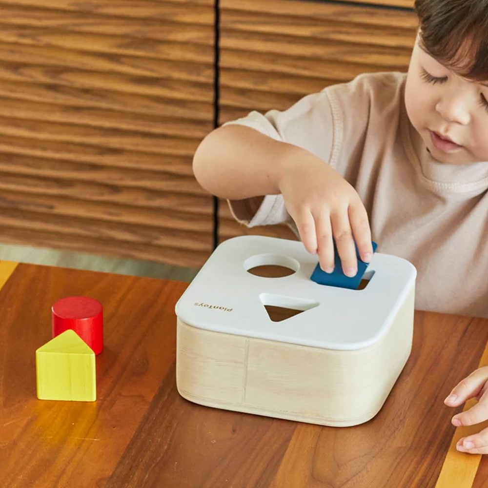 PlanToys ของเล่นไม้ แปลนทอยส์ หยอดบล็อก กล่องแยกรูปทรง เสริมพัฒนาการ Shape & Sort It Out Bin (1y+)