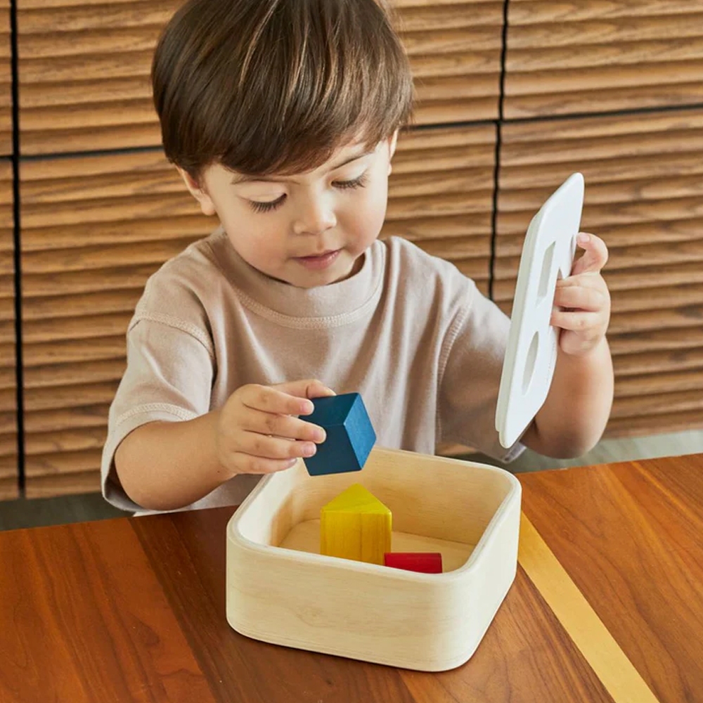 PlanToys ของเล่นไม้ แปลนทอยส์ หยอดบล็อก กล่องแยกรูปทรง เสริมพัฒนาการ Shape & Sort It Out Bin (1y+)